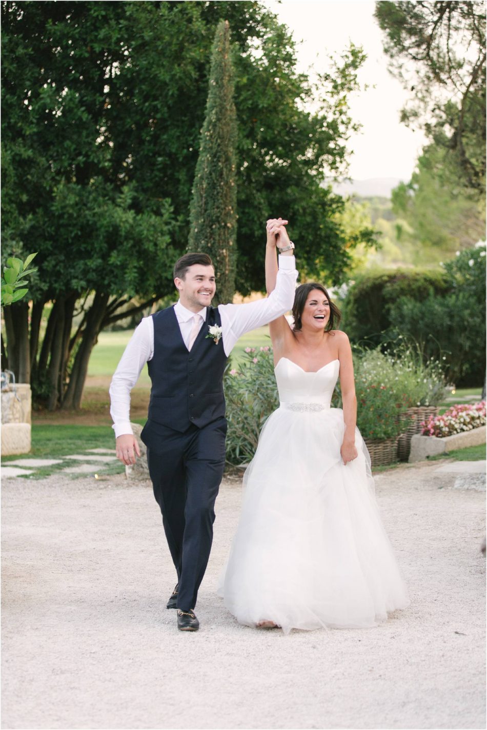 Natural, modern reportage wedding photography in Provence